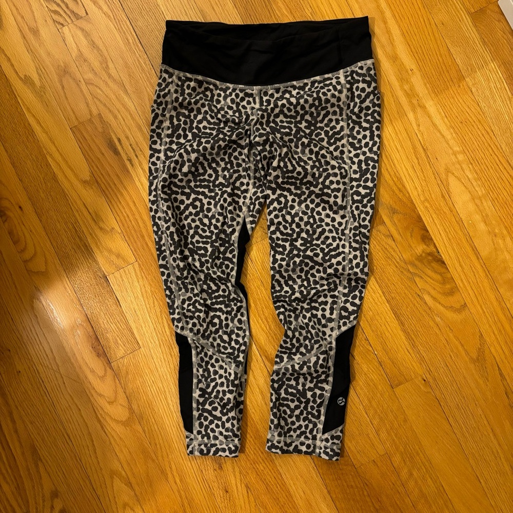 Lululemon cropped leggings, size 6